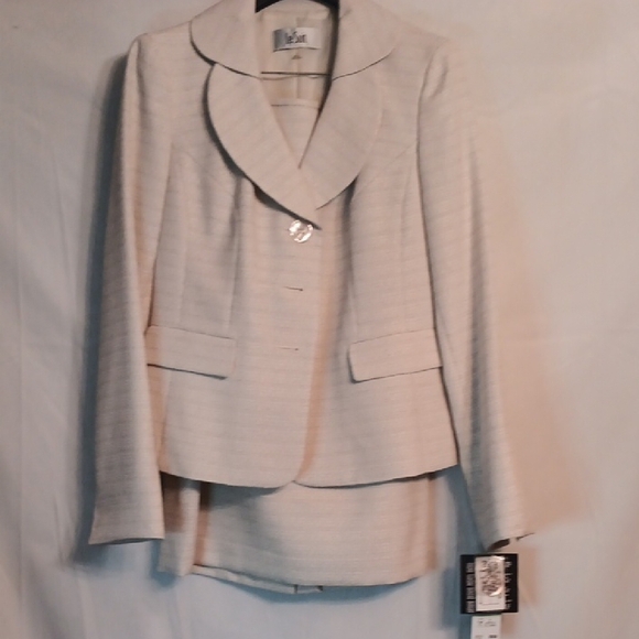 Elegant Cream Women's Blazer by Le Suit - Picture 1 of 10
